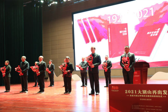 图为“英雄山党支部”12位红军和烈士后代现场讲述继承先辈遗志、传承红色基因的故事。阚力摄 图为“英雄山党支部”12位红军和烈士后代现场讲述继承先辈遗志、传承红色基因的故事。阚力摄