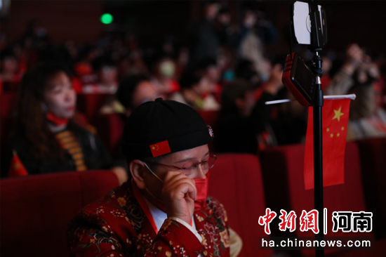 听到革命先烈的故事,一网络达人多次感动落泪。阚力摄 听到革命先烈的故事,一网络达人多次感动落泪。阚力摄